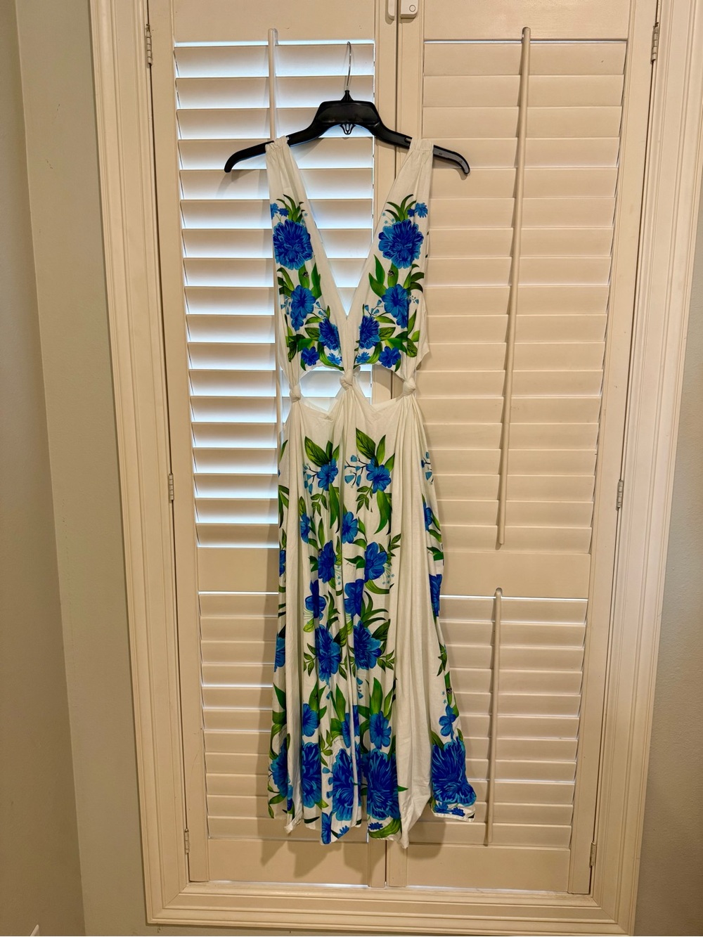 FARM Rio White Midi Dress with Blue Floral Print - Picture 5 of 7